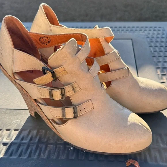 John Fluevog Cream Multi-Buckle Heels Pindowns Farrah - Picture 1 of 7